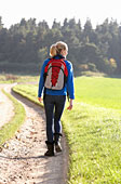 Young woman walks in park Photo (mon223137)